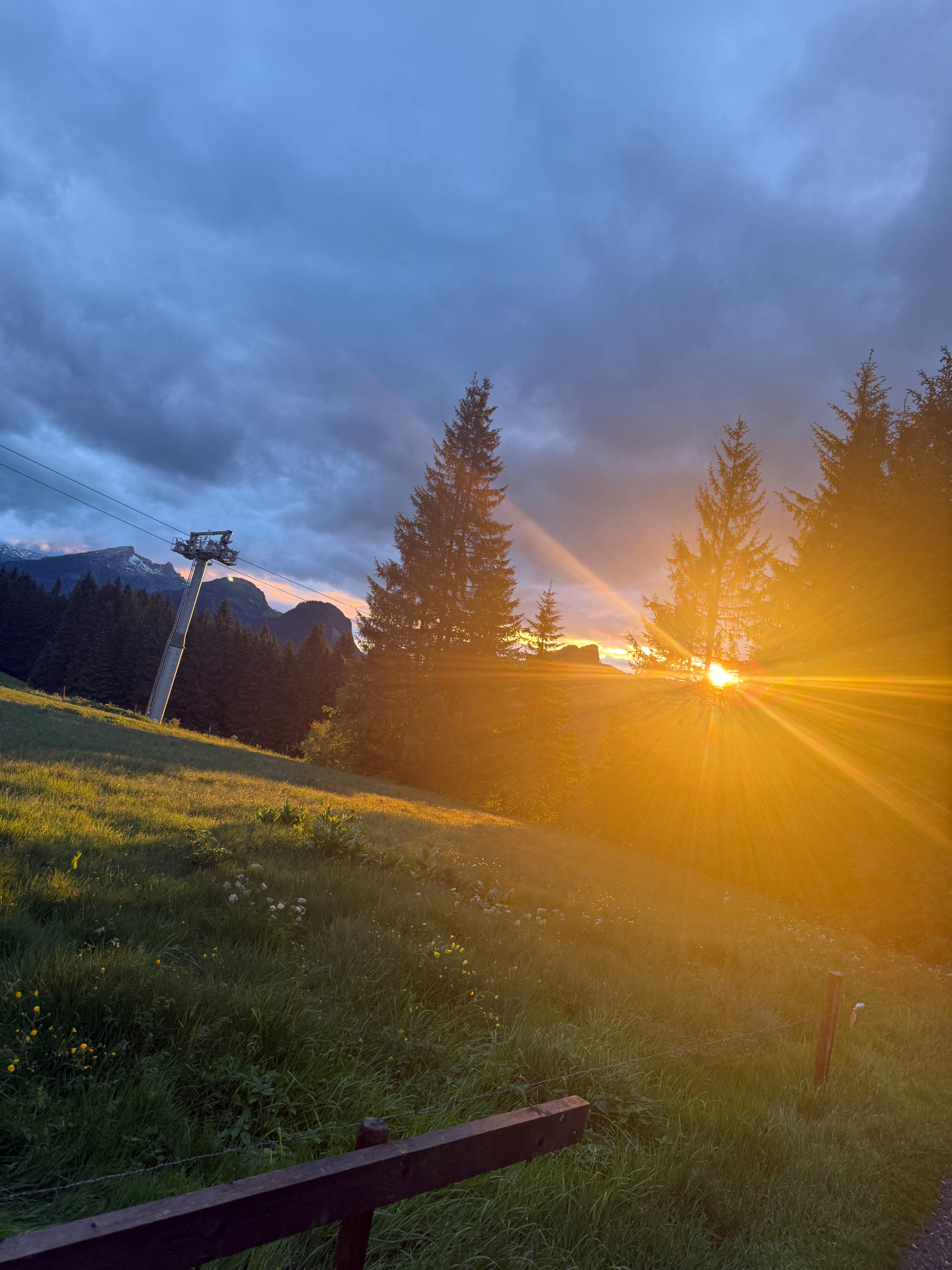 Sonnenuntergang an der Hütte